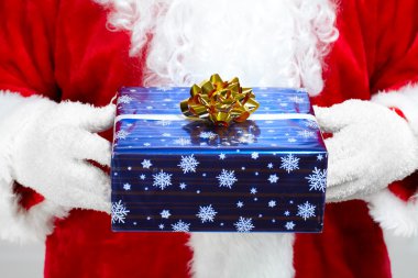 Noel Baba'nın elleriyle hediye