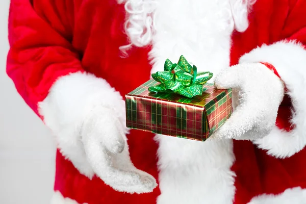 Manos de Santa Claus con regalo — Foto de Stock