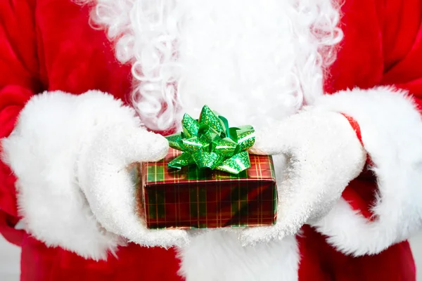 Manos de Santa Claus con regalo — Foto de Stock