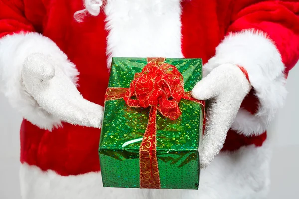 Mãos de Papai Noel com presente — Fotografia de Stock