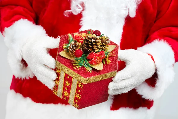 Manos de Santa Claus con regalo — Foto de Stock