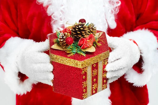 圣诞老人与礼物的手 — 图库照片