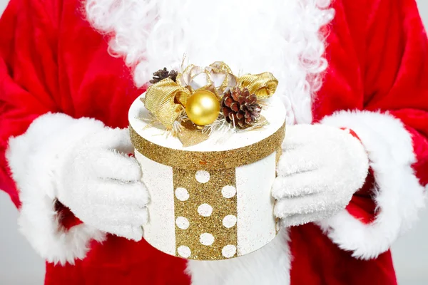 Manos de Santa Claus con regalo — Foto de Stock