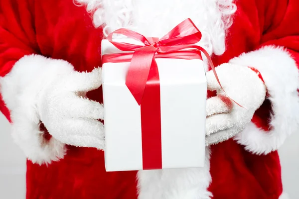 Mãos de Papai Noel com presente — Fotografia de Stock