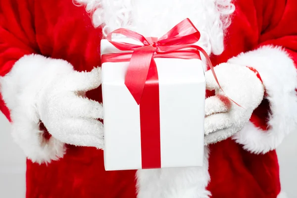 Manos de Santa Claus con regalo — Foto de Stock