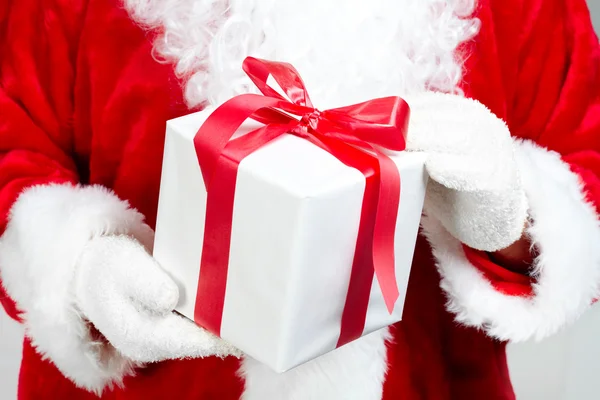 Manos de Santa Claus con regalo — Foto de Stock