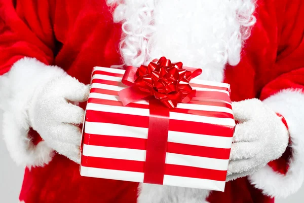圣诞老人与礼物的手 — 图库照片