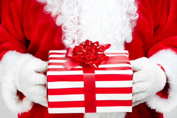 Manos de Santa Claus con regalo — Foto de Stock