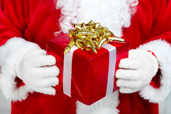Handen van de kerstman met cadeau — Stockfoto