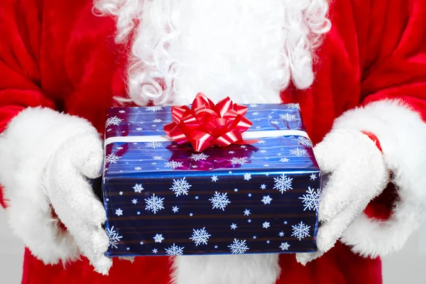 Manos de Santa Claus con regalo — Foto de Stock