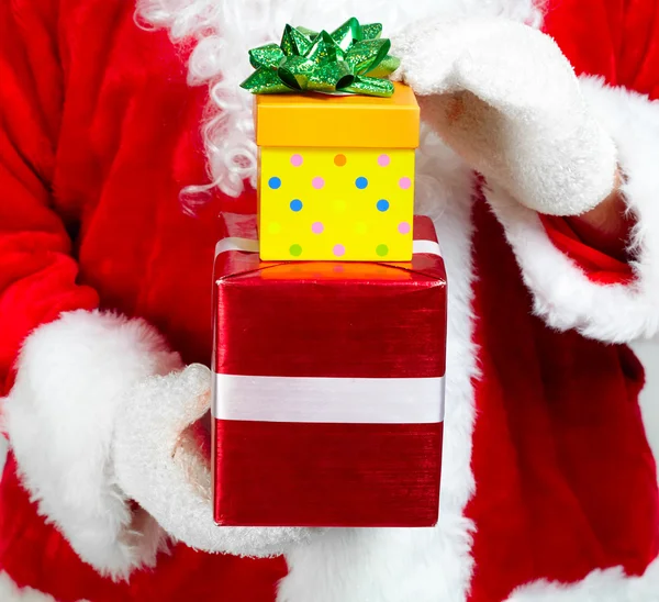 Mani di Babbo Natale con regalo — Foto Stock