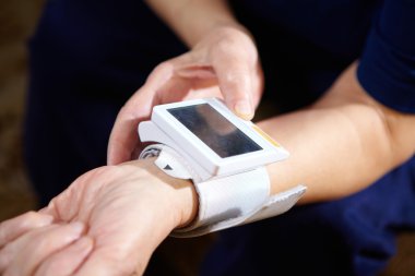 Kan basıncı ölçülüyor..