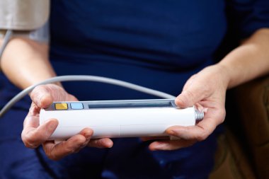 Kan basıncı ölçülüyor..