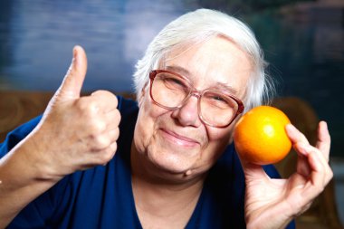 meyve ile üst düzey kadın