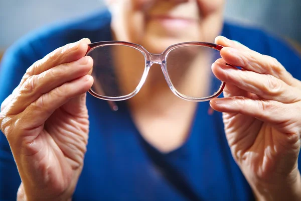 Öregasszony kezét a szemüvegem — Stock Fotó