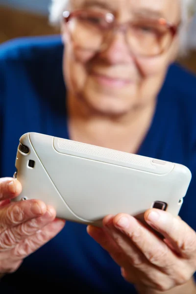 Äldre kvinna med tablet PC — Stockfoto