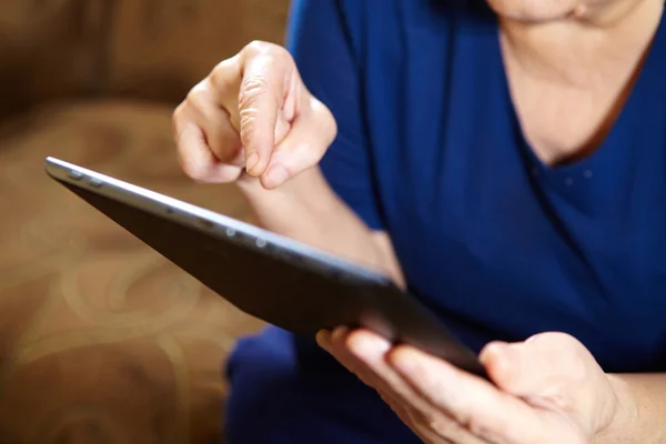 Mulher idosa com computador tablet — Fotografia de Stock