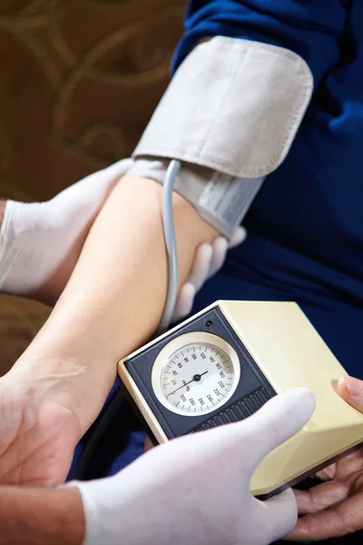Měření krevního tlaku. — Stock fotografie