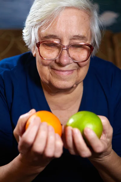 Senior vrouw met vruchten — Stockfoto