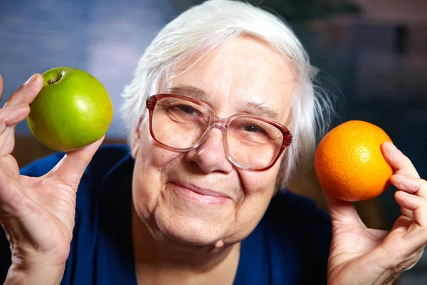 Mujer mayor con frutas — Foto de Stock