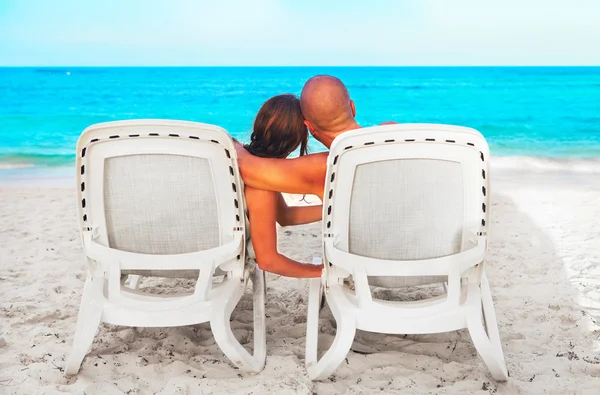 Casal relaxante na cama de sol — Fotografia de Stock