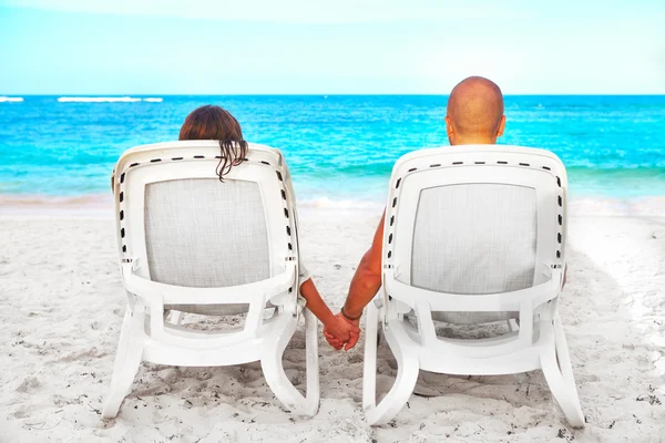 Casal relaxante na cama de sol — Fotografia de Stock