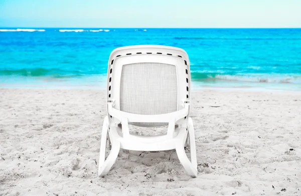 Tumbona en la playa — Foto de Stock