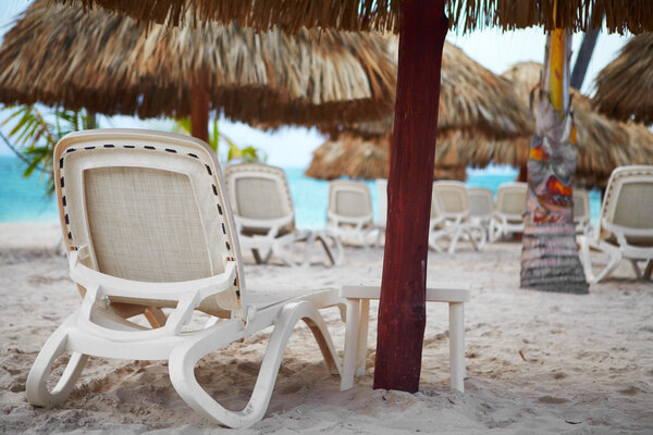 Лежаки на пляже
