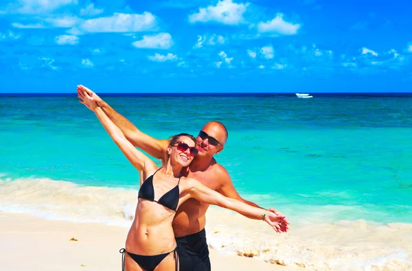 Pareja amorosa en la playa — Stockfoto