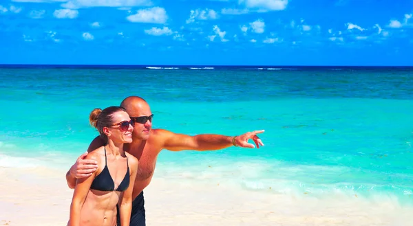 Loving couple on beach — Stock Photo, Image