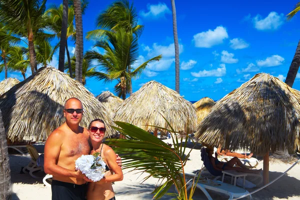 Happy couple on the beach — Stock Photo, Image