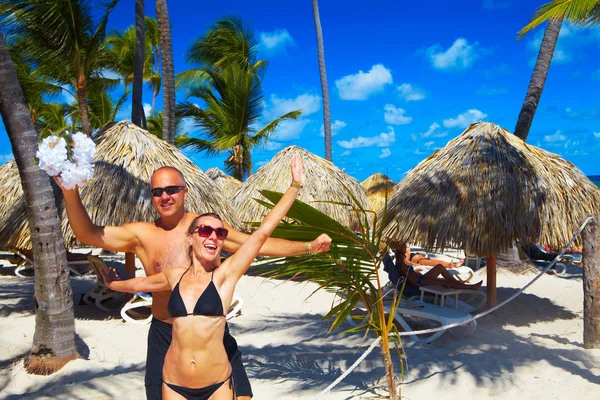 Casal feliz na praia — Fotografia de Stock