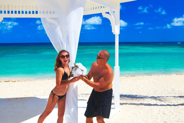 Liefdevol koppel op het strand — Stockfoto