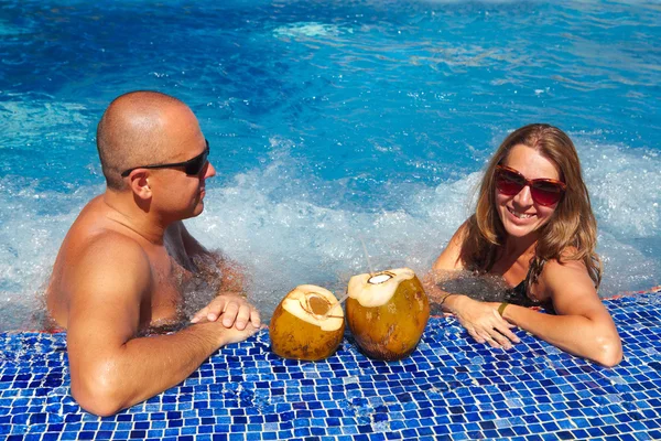 Couple in jacuzzi — Stock Photo, Image