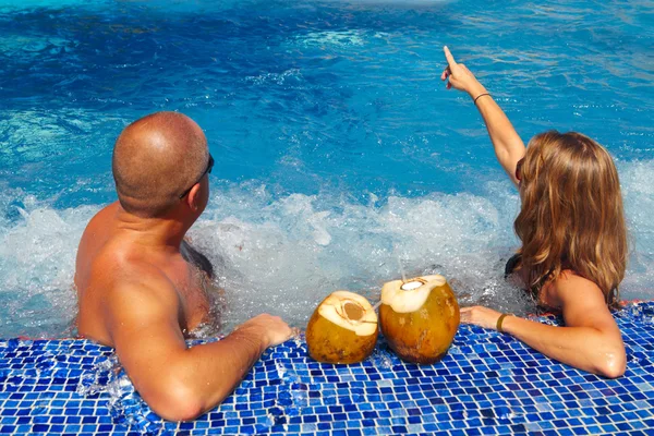 Casal em jacuzzi — Fotografia de Stock