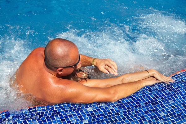 Verliefde paar in jacuzzi. — Stockfoto