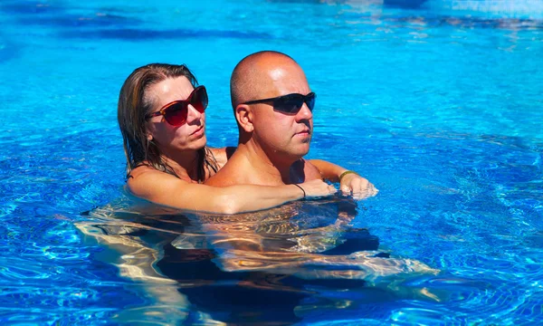 Amante casal na piscina — Fotografia de Stock