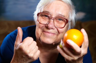 meyve ile üst düzey kadın