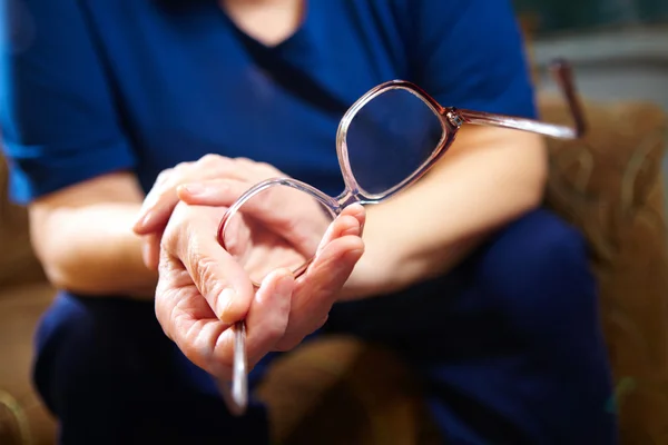 Gözlük ile yaşlı kadın el — Stok fotoğraf