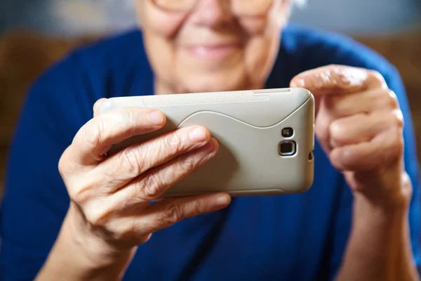 Mulher idosa com computador tablet — Fotografia de Stock