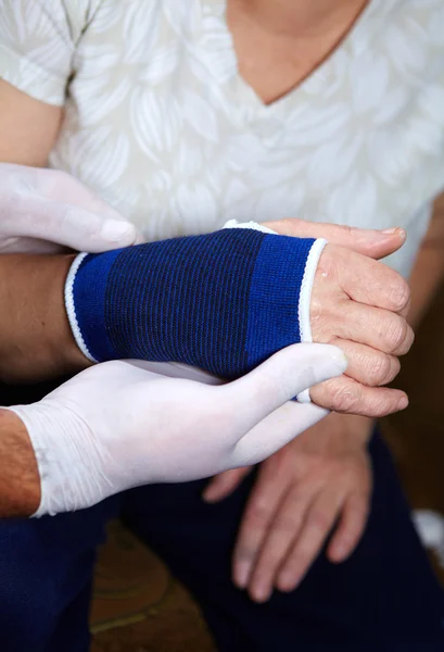 Hand van de patiënt met pleister — Stockfoto