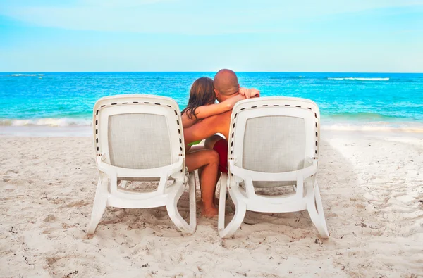 Couple relaxing on sunbed — Stock Photo, Image