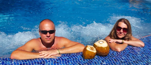 Casal em jacuzzi — Fotografia de Stock