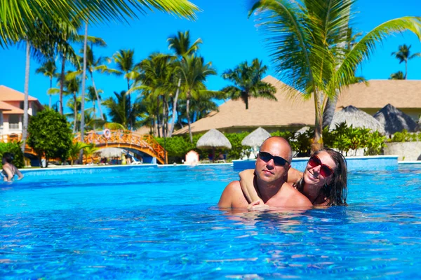 Pareja cariñosa en piscina — Foto de Stock