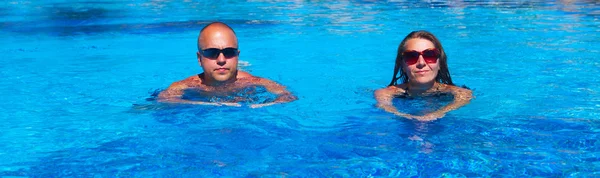 Paar schwimmt im Pool — Stockfoto