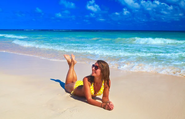 Woman in bikini on the beach. — Stock Photo, Image