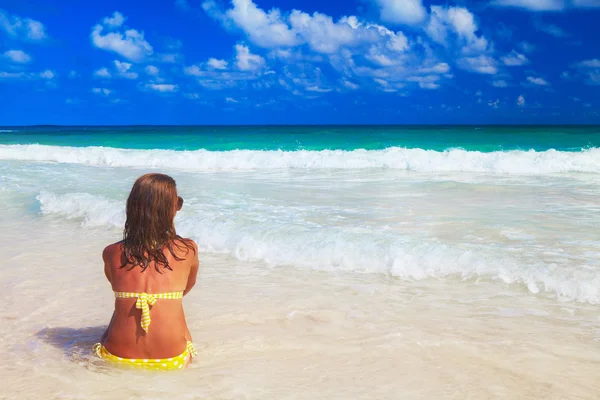 Frau am Strand — Stockfoto