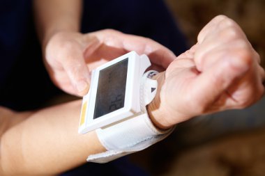 Kan basıncı ölçülüyor..