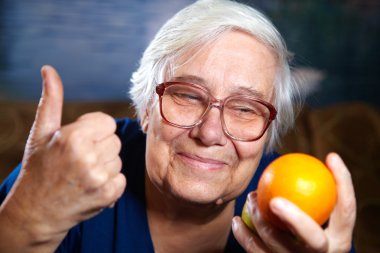 meyve ile üst düzey kadın