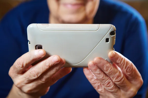 Mulher idosa com computador tablet — Fotografia de Stock